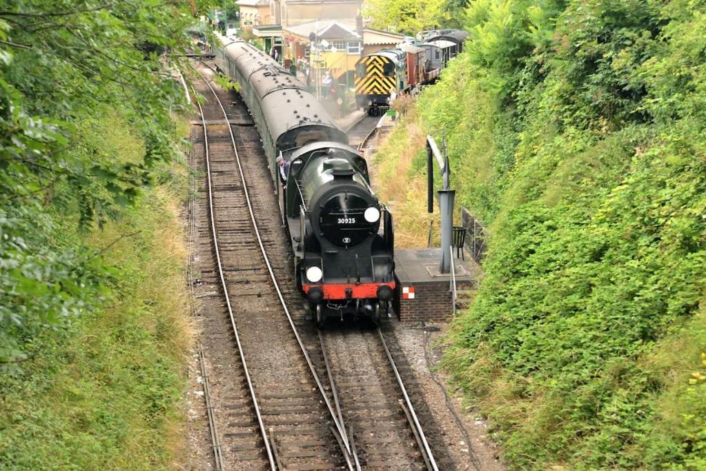 Cosy House, A Train Spotter'S Delight! Villa New Alresford Bagian luar foto